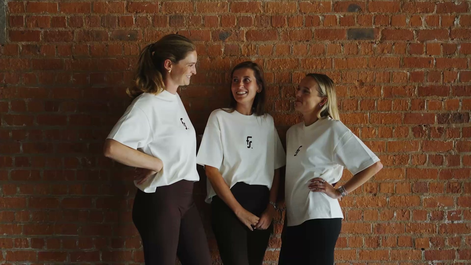 De founders van Forme tegen de bakstenen muur van de studio